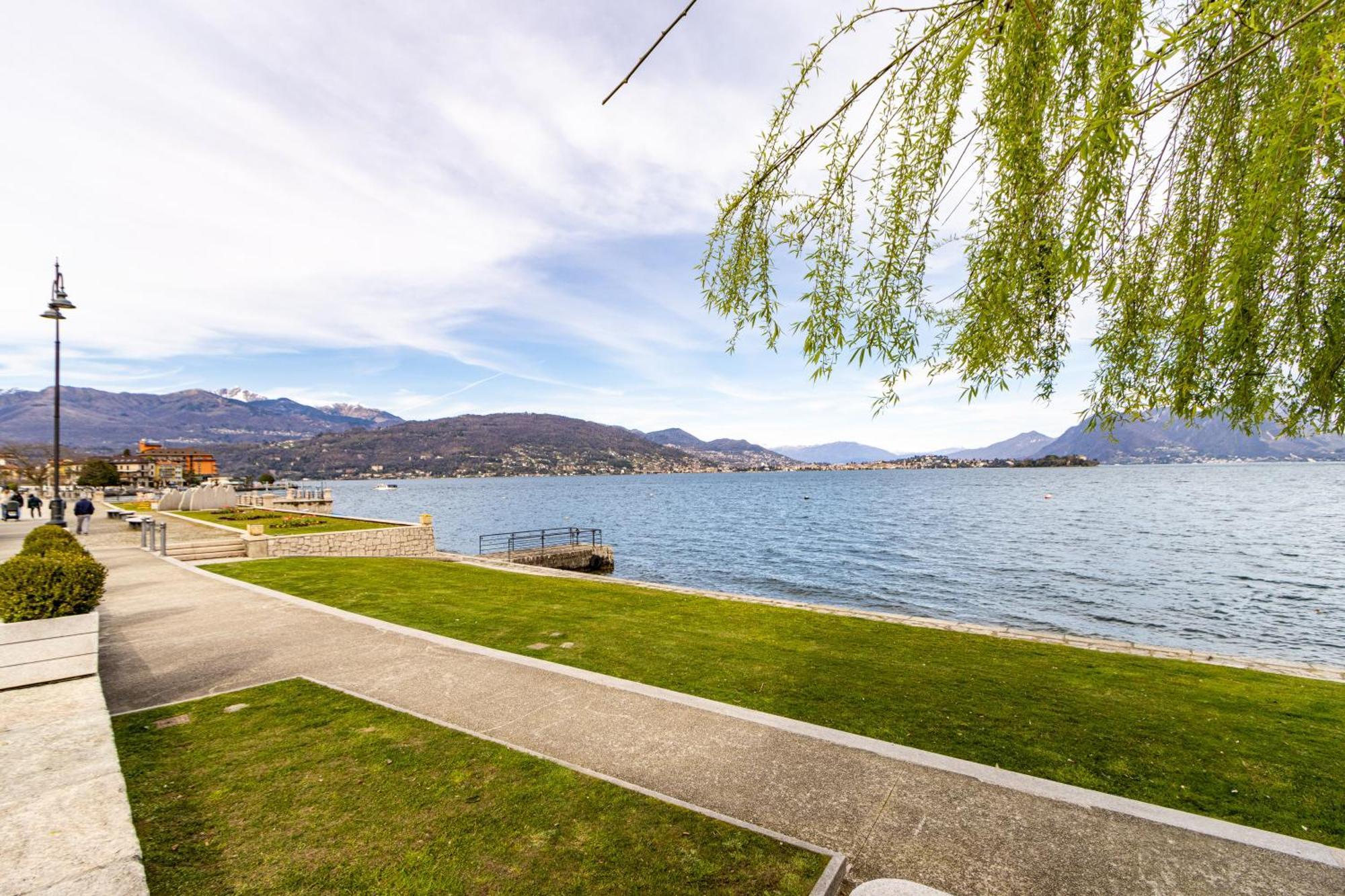 Golden Lake - Luxury Apartment ☆☆☆☆☆ - 100M From The Lake Baveno Luaran gambar